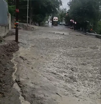 fresh mudslides force closure of srinagar leh highway