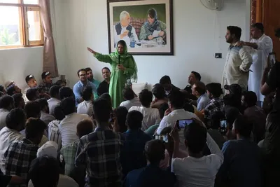 mehbooba mufti holds meeting with pdp’s youth delegates