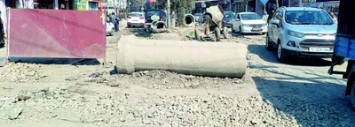 commuters decry lack of safety measures during road repairs in srinagar