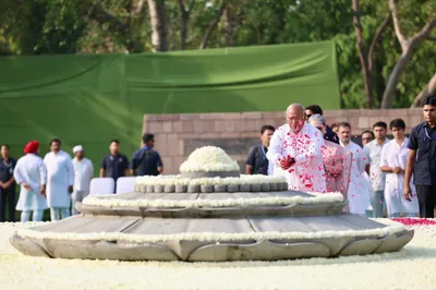 sonia gandhi  mallikarjun kharge pay homage to former pm rajiv gandhi on his death anniversary