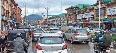 unending traffic jams  pester commuters in srinagar
