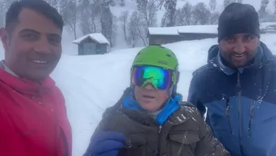 sachin tendulkar enjoys snowfall in kashmir  to visit kaman post at loc