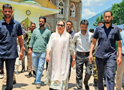 dr darakhshan andrabi visits sufi shrine at bandipora