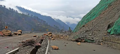 srinagar jammu nh remains blocked due to landslides on 2nd day