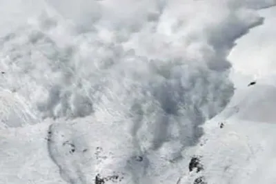 30 persons rescued after twin avalanches in kupwara