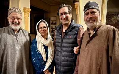 sajad lone meets muzaffar baig  safina at their residence  seeks support in ls polls