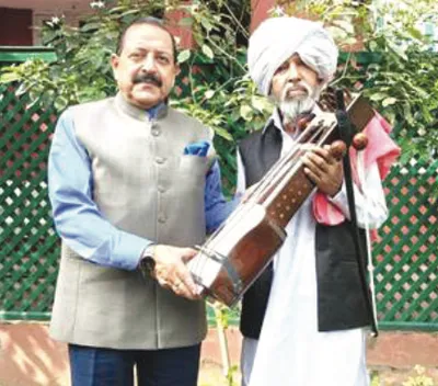 ‘mann ki baat’ fame udhampur artist presented with new ‘sarangi’ instrument