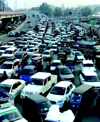 srinagar’s streets struggle   overwhelmed roads  overburdened commuters