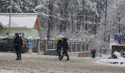 rains  snow continue in kashmir  gulmarg amasses 3 ft snowfall in 48 hours