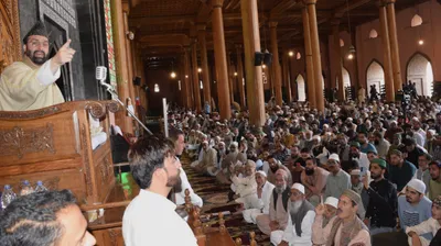 mirwaiz offers friday prayers at jamia masjid after four weeks