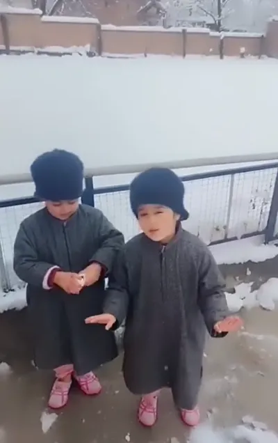 twin sisters  adorable reporting on snowfall enchants people  garner massive reactions