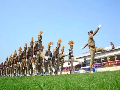 i day  954 police personnel receive service medals