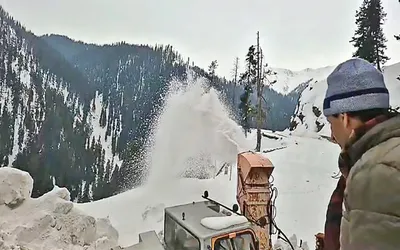 mughal road snow clearance operation   road reopening bound to ease lok sabha poll campaigning