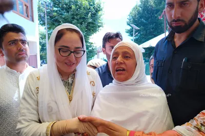 darakhshan andrabi offers eid prayers at dargah hazratbal 