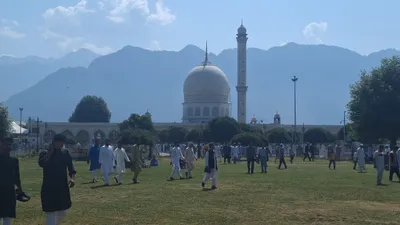 senior political leaders offer eid prayers at dargah hazratbal