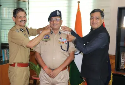 dgp decorates sunil gupta with igp rank