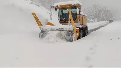 snowfall continues in upper reaches of kashmir valley