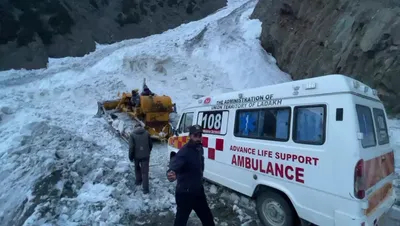 ambulance stuck with a pregnant lady rescued at zojila pass