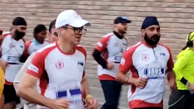 omar abdullah  and others participate in kashmir marathon in srinagar