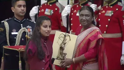 sheetal devi  an inspiring para archer from j k s kishtwar  receives prestigious arjuna award from president murmu