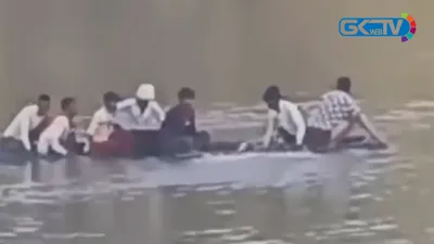 caught on camera  the moment boat ferrying migrant workers capsized in awantipora