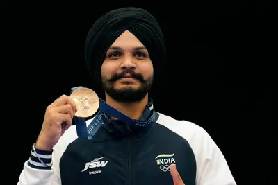 olympic medalist sarabjot singh receives warm welcome at delhi airport