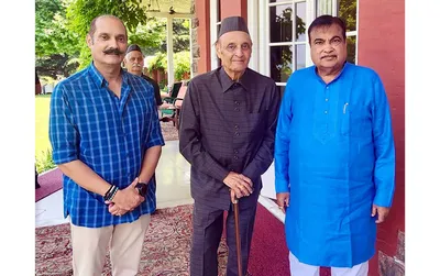 nitin gadkari meets dr karan singh in srinagar