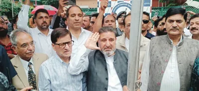 altaf bukhari hoists national flag at apni party headquarters