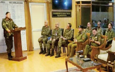 army commander visits forward posts in machil