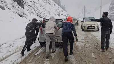 heavy snowfall in sonmarg closes srinagar leh highway