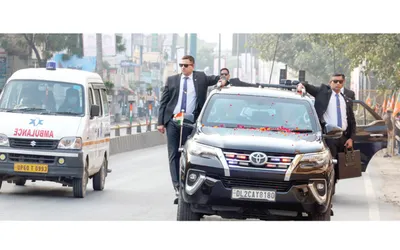 pm modi stops convoy to give way to ambulance