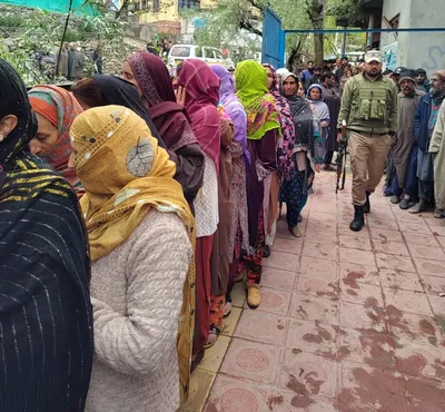 lok sabha polls  5  voter turnout recorded till 9 am in srinagar